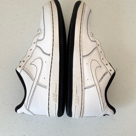 Nike Air Force 1 kids / youth size 2Y White Sneakers with black needs laces - Picture 7 of 8